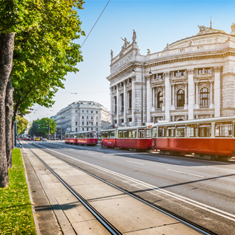 Rode tram in Wiener Ringstrasse Wenen Oostenrijk