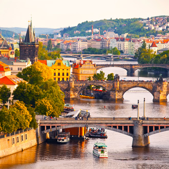 Mooi uitzicht op de Moldau en bruggen in Praag, Tsjechie