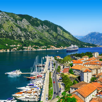 Baai van Kotor met luxe boten in Montenegro