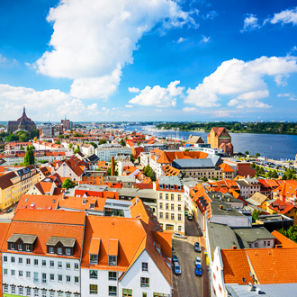 Skyline van de historische stad Rostock aan de Oostzeekust, Duitsland