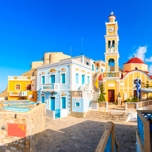 Gekleurde gebouwen en kerk in Olympos