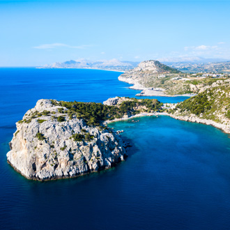 Ladiko beach and Anthony Quinn Bay luchtfoto in Rhodos, Griekenland