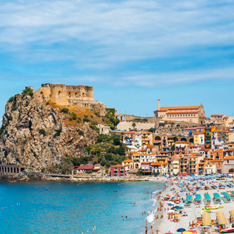 Uitzicht op het strand, de zee en een kasteel in Calabria in Italie