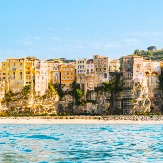 Uitzicht op het strand, de zee en gebouwen in Tropea in Calabria, Italie