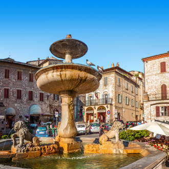 Piazza del Comune in Assisi, Umbrië, Italië
