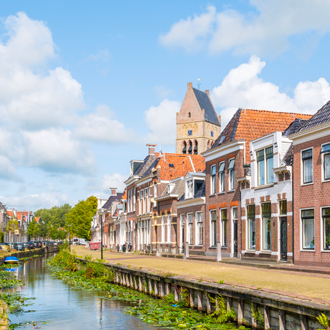 Uitzicht op huizen en water in Bolsward in Friesland, Nederland