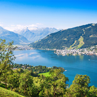 Foto van het landschap met Alpen en het Zeller meer