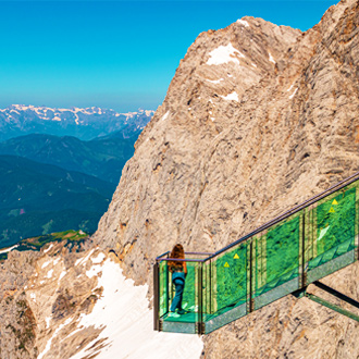 Trap-tussen-de-bergen-van-de-beroemde-Dachstein-top-in-Stiermarken