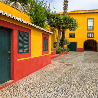 Gele gebouwen van het kasteel van Sao Tiago, Funchal, Madeira