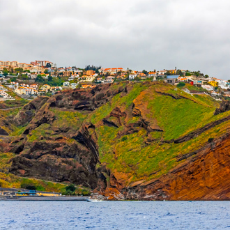 Klifkust van stad Canico op Madeira