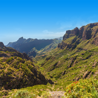 Een prachtige foto van de bergen op Tenerife met het prachtige dorp Masca.