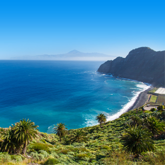 Mooie kustlijn van het Santa Catalina strand in Tenerife.