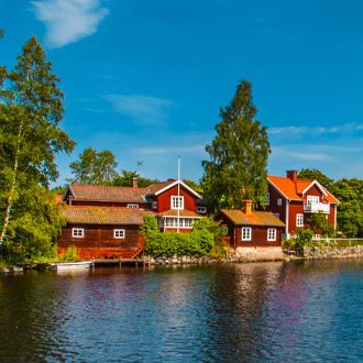 Zweedse huisjes aan rivier in Dalarna, Zweden