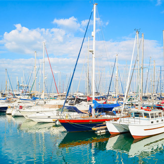 Haven van Larnaca met vissersbootjes in Cyprus