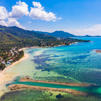 Luchtfoto van Tropisch strand en zee op Koh Samui, Thailand