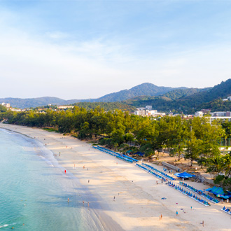 Luchtfoto van Karon Beach in Phuket , Thailand