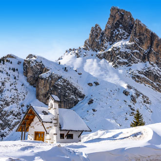 Falzarego Pass met sneeuw in de Dolomieten Italie