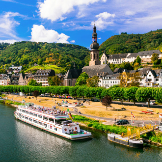 De middeleeuwse stad Cochem in de rivier van Rijn in Duitsland