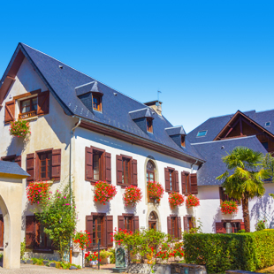 Charmant huis met bloembakken verfraait straat in Annecy, Frankrijk op zonnige dag.