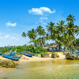 Het zandstrand van Hikkaduwa in Sri Lanka