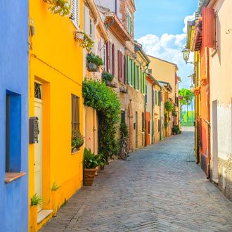 Kleurrijk straatje in het oude centrum van Rimini