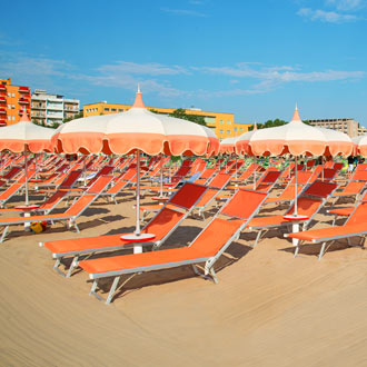 Ligbedjes op het strand in Rimini