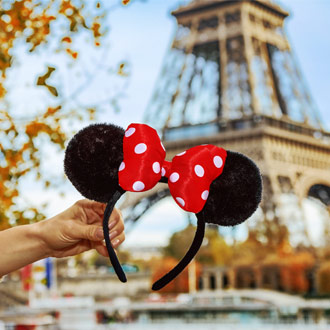 Minnie Mouse oren voor de Eiffeltoren in Parijs, Frankrijk
