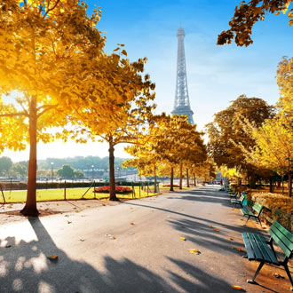Herfst in Parijs met de Eiffeltoren op de achtergrond in een mooi park
