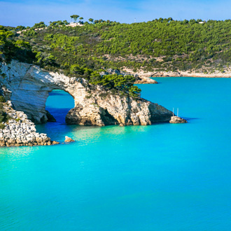 Natuurpark Gargano met turquoise blauwe zee, Puglia, Italy