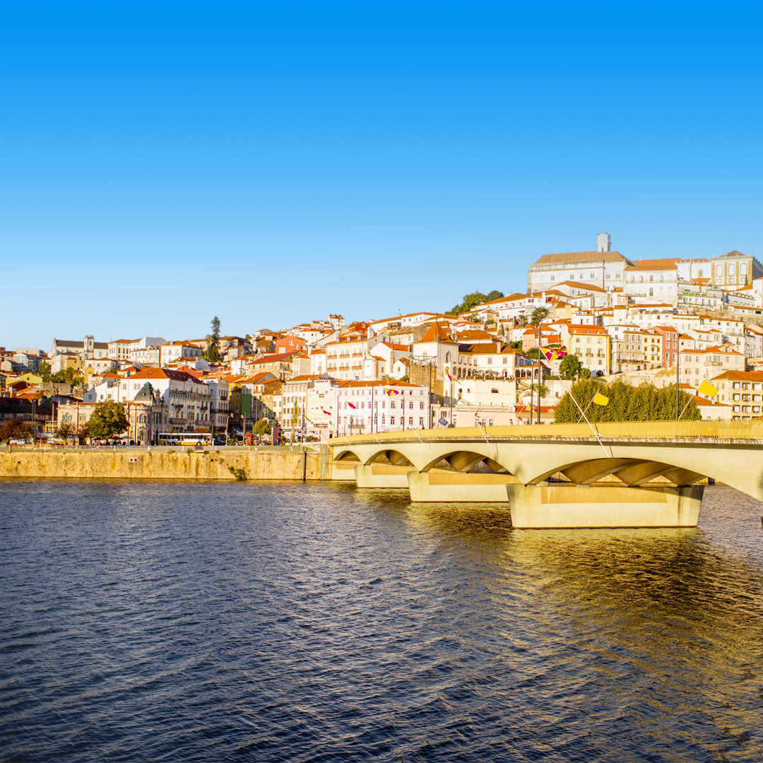 Uitzicht over de stad Coimbra met witte huisjes en brug