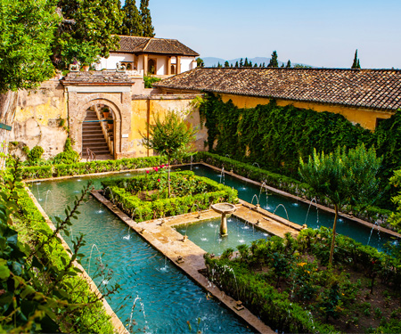 <p>Prachtige binnenplaats in Granada</p>