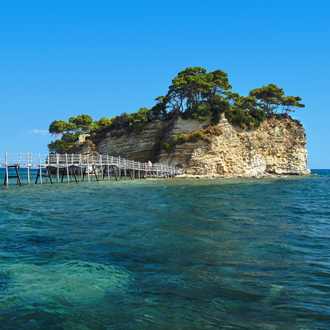 Agios Sostis los eiland met azuurblauwe zee en brug 