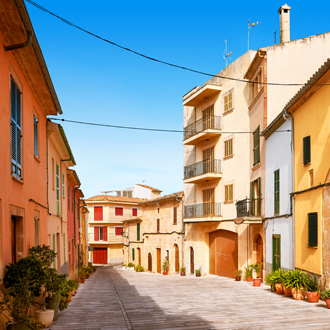 De oude stad van Alcudia met vele gekleurde huizen op Mallorca