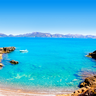 Prachtige baai met turquoise zee en rotsen in Alcudia
