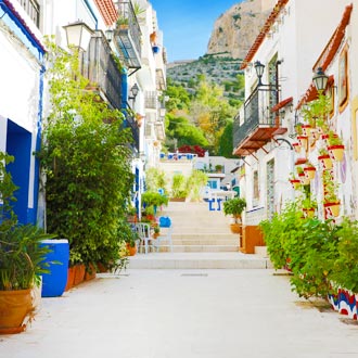 Straat met witte en kleurrijke huisjes in Santa Cruz Alicante