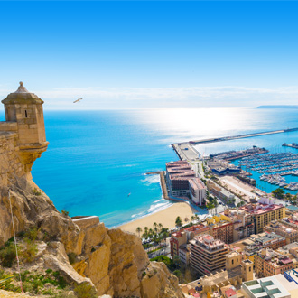 Uitzicht vanaf kasteel Santa Bárbara op de haven van Alicante
