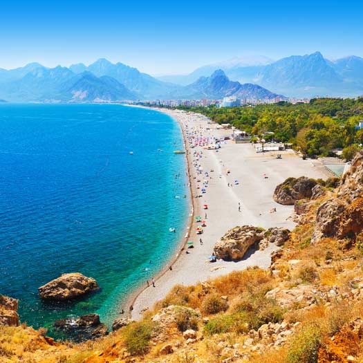 De kustlijn met strand en zee in Antalya