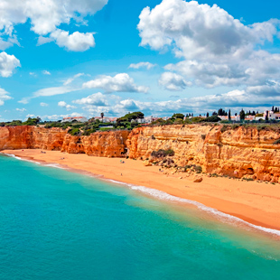 Uitzicht op het strand en hoge kliffen in Armacao de Pera in de Algarve, Portugal