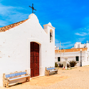 Een witte kerk in Armacao de Pera in de Algarve, Portugal