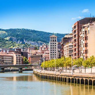 Foto van gebouwen en de rivier in Bilbao