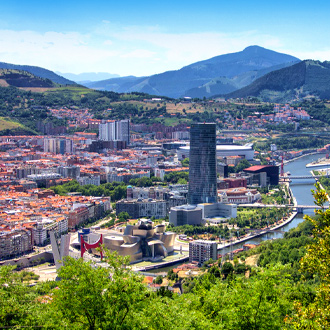 Uitzicht over de stad Bilbao met bergen op de achtergrond