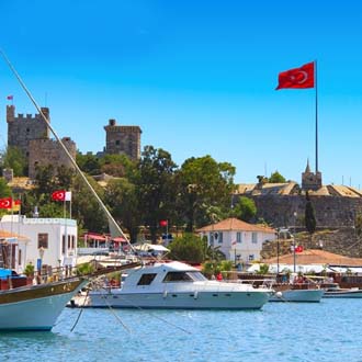 Haven met boten en het kasteel met de vlag van Turkije