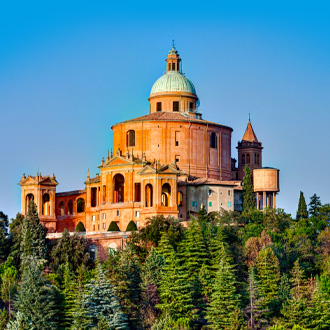 Antieke-kerk-op-de-heuvel-van-Bologna-Italië