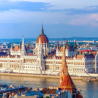 Een-uitzicht-op-de-stad-Budapest-het-Hongaarse-parlementsgebouw-en-andere-gebouwen-langs-de-Donau-Ho