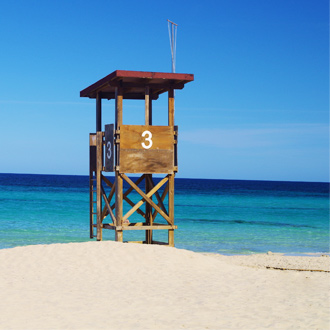 Strandwacht-huisje-op-het-strand-van-Cala-Millor