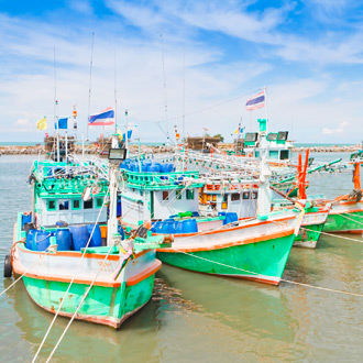 Gekleurde vissersboten in Cha Am, Midden Thailand