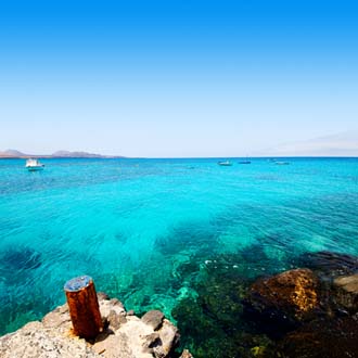Helderblauwe zee Costa Teguise, Lanzarote