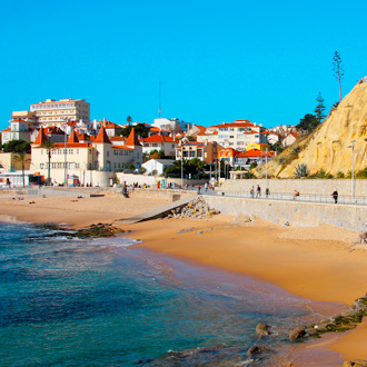 <p>Zee met strand en gebouwen bij Estoril</p>