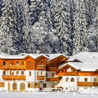 Besneeuwde daken hotel in Flachau Oostenrijk