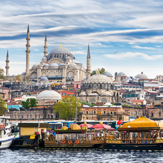 Uitzicht op de stad Istanbul met gebouwen en een boot in Turkije